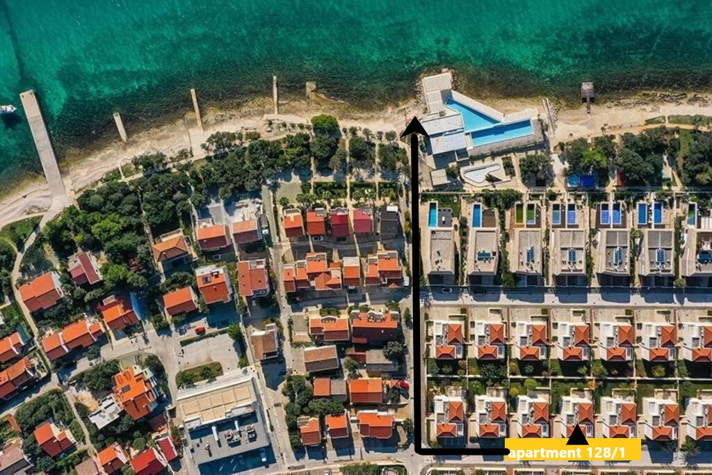 Letecký snímek Punta Skala s cestou od apartmánu k pláži v Petrčane