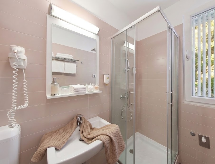 Koupelna apartmánu se sprchou v Petrčane, Punta Skala