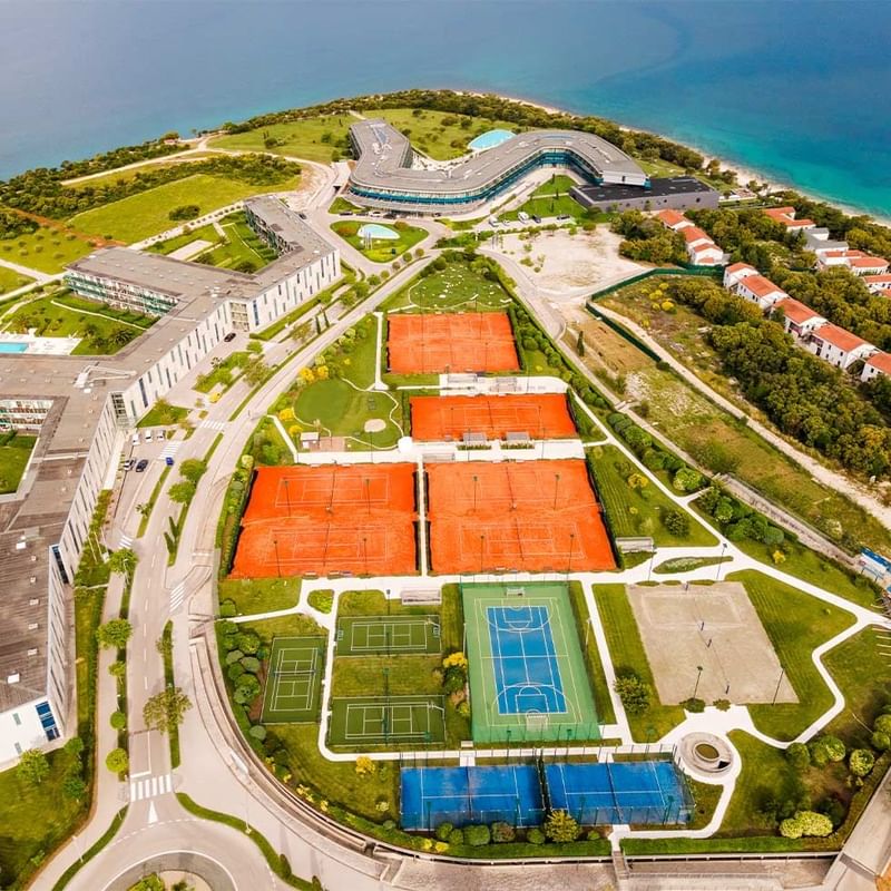 Letecký pohled na tenisové a sportovní kurty resortu Punta Skala