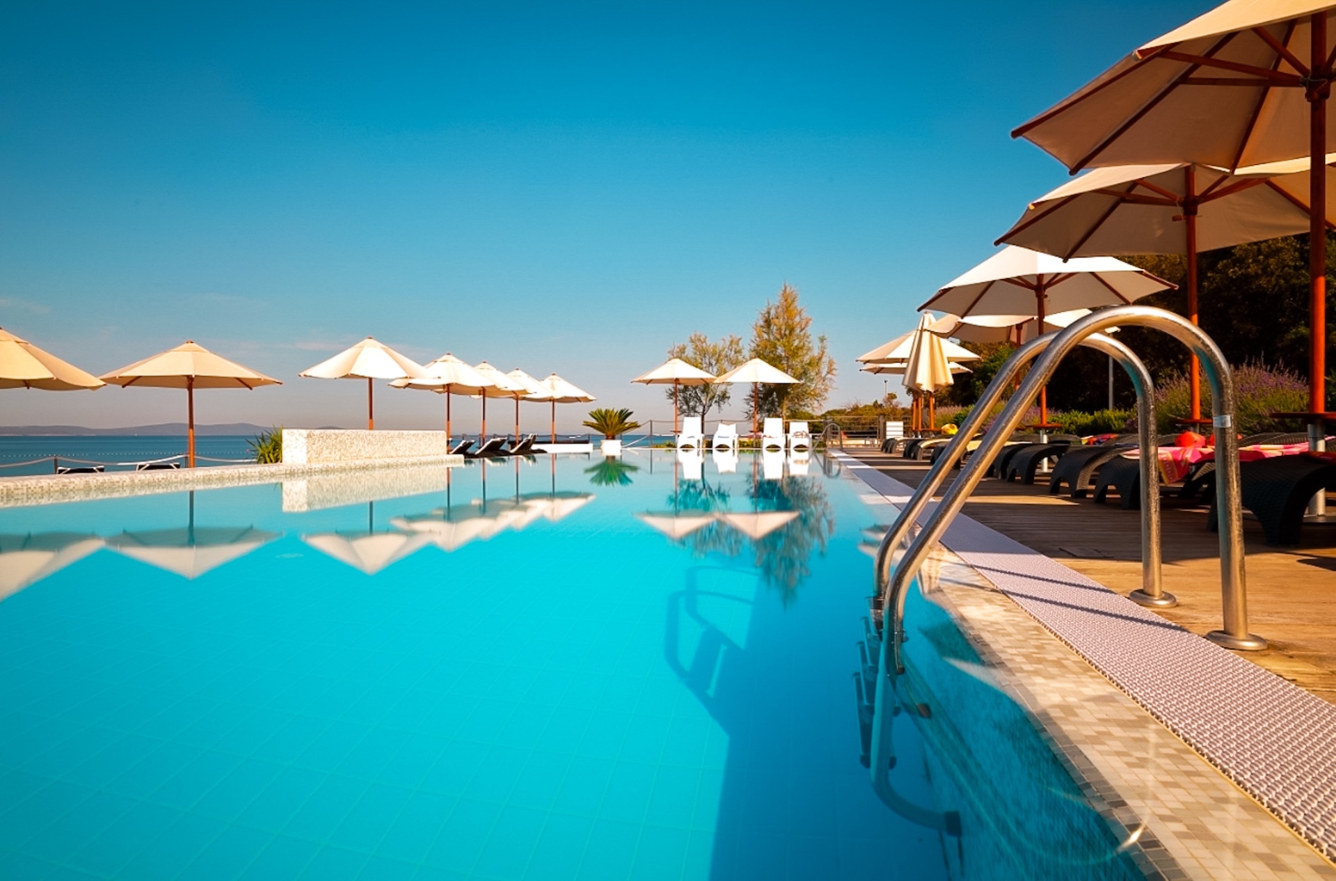 Zahrada a okolí apartmánu SunnySide Resort v Petrčane