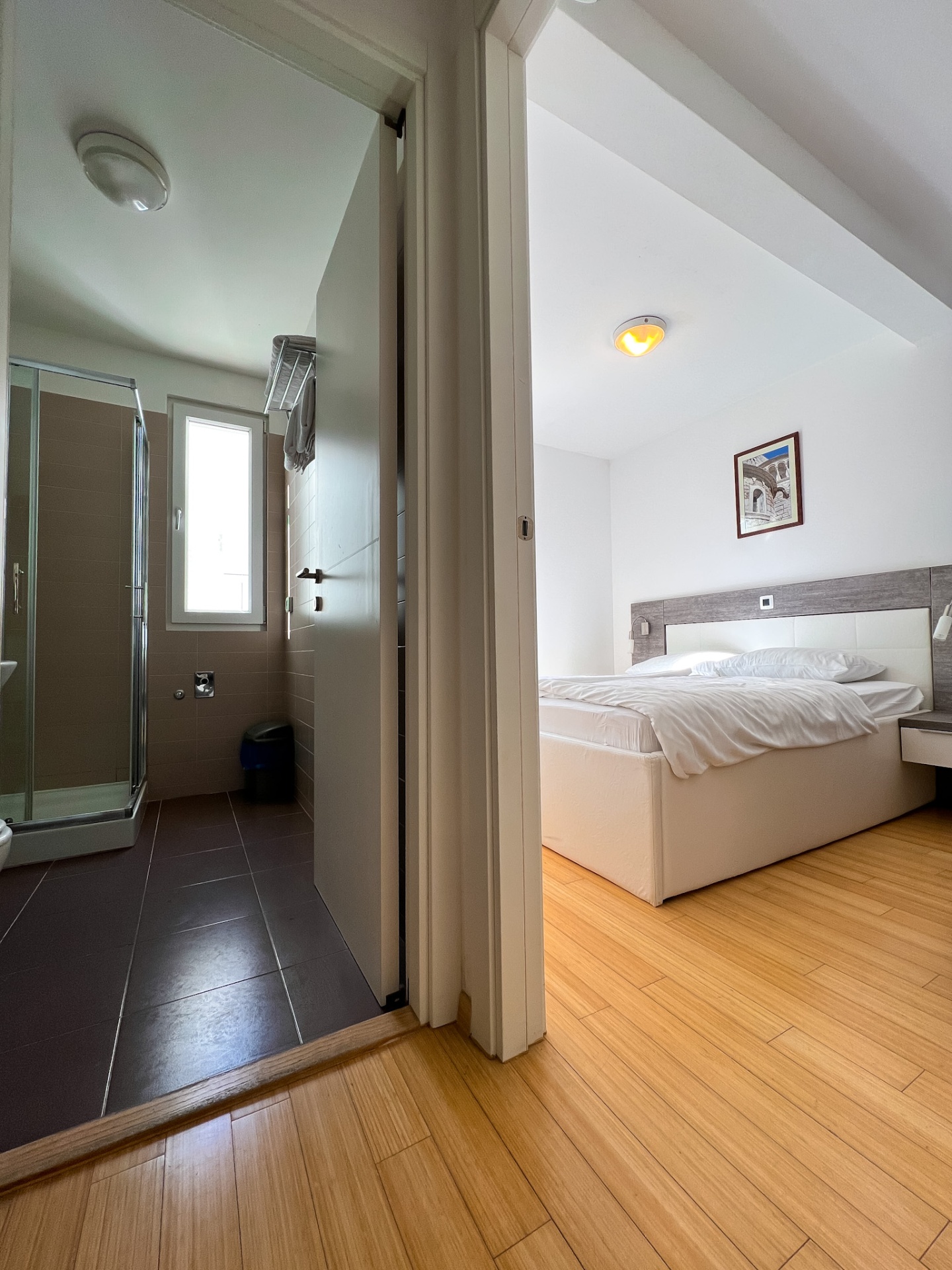 Ložnice apartmánu na Punta Skala s manželskou postelí