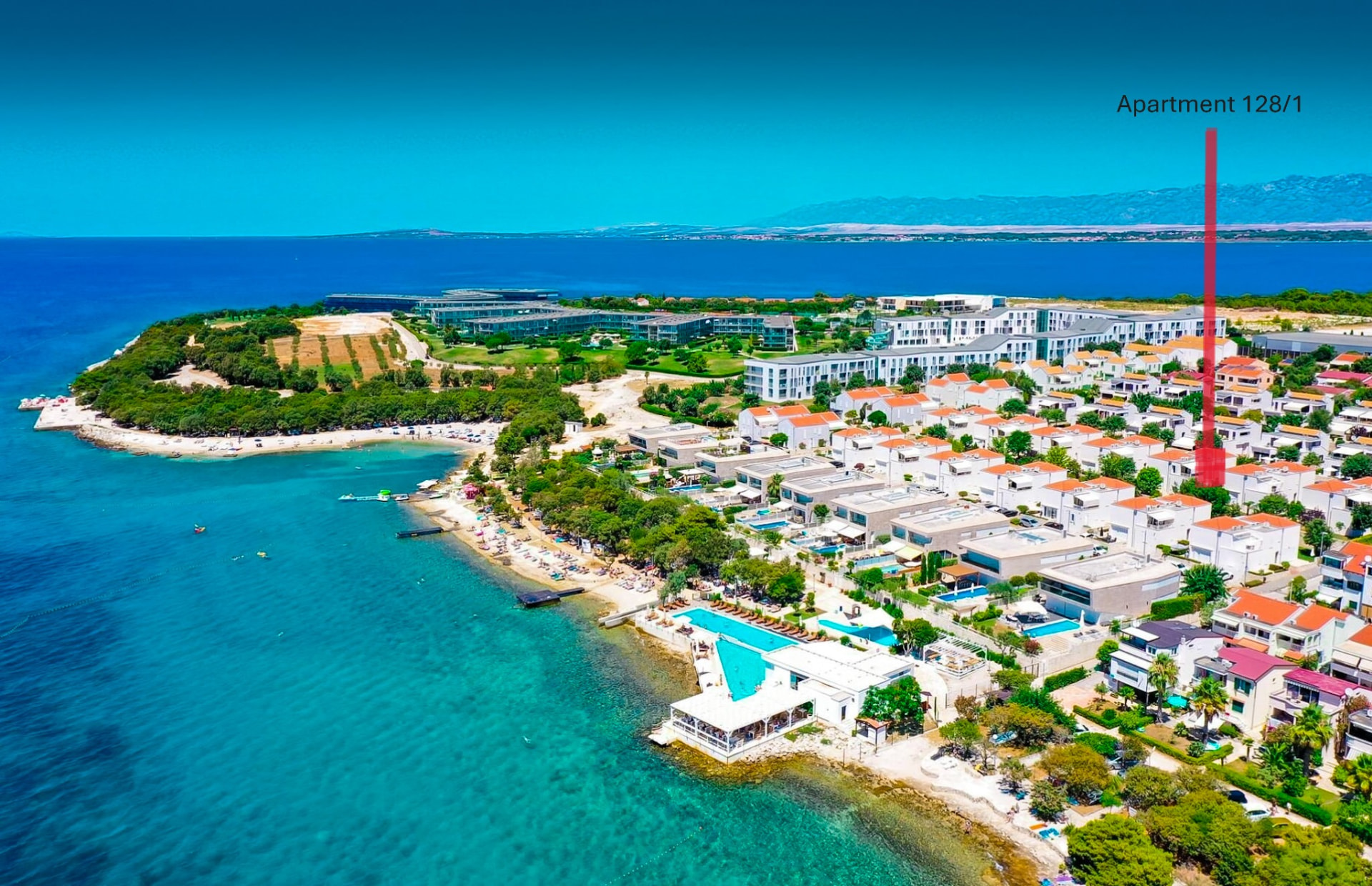 Letecký pohled na resort Punta Skala s vyznačeným apartmánem SunnySide Resort v Petrčane