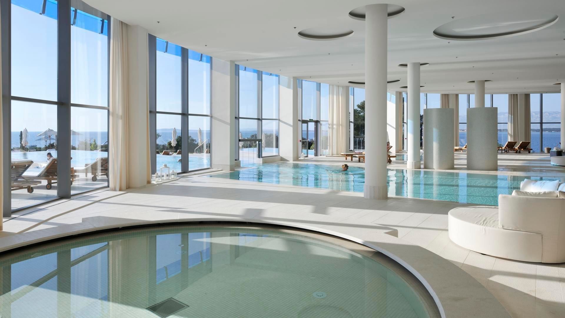 Vnitřní bazény wellness centra resortu Punta Skala