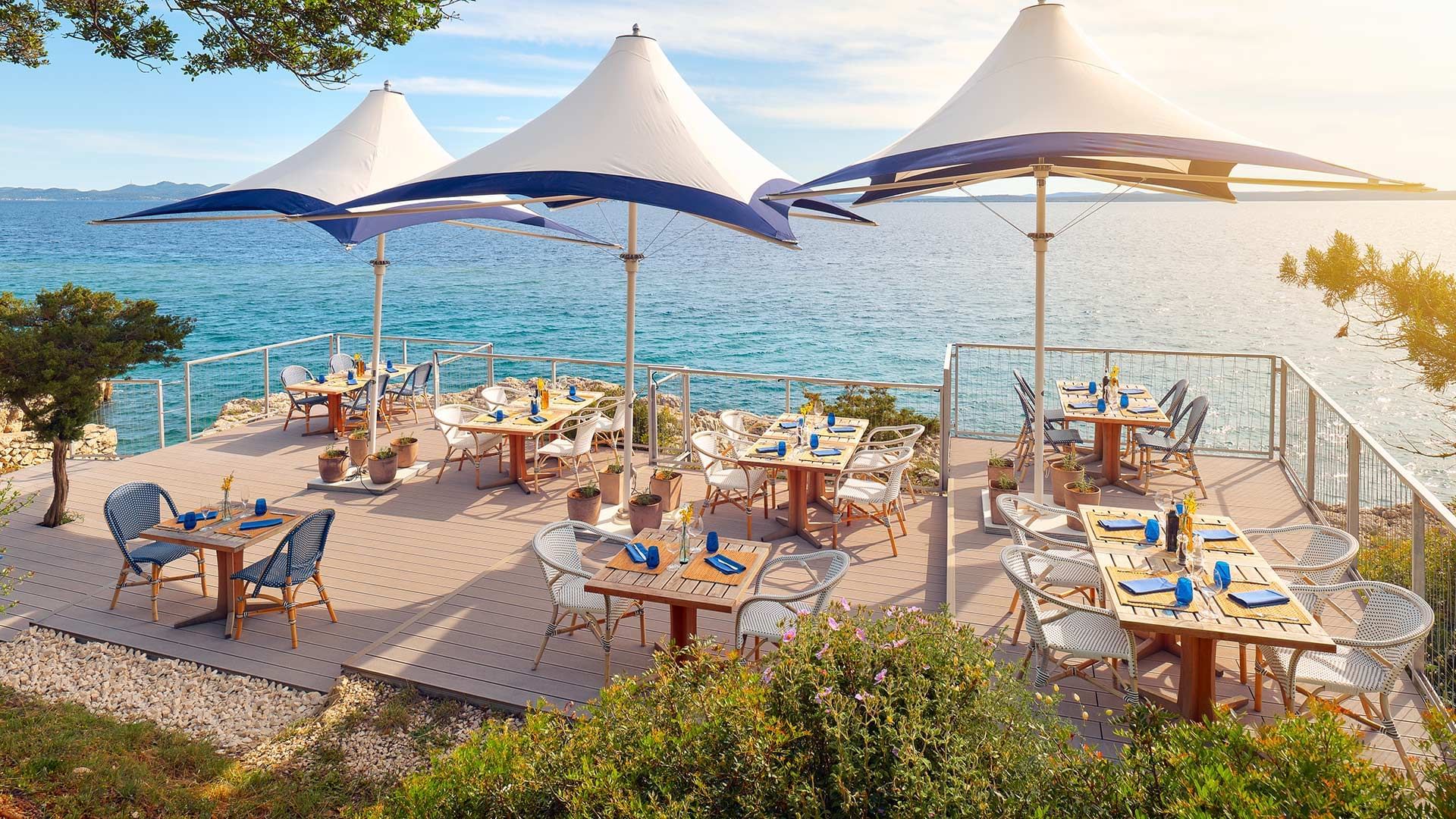 Terasa a lehátka resortu Falkensteiner Punta Skala u Petrčane