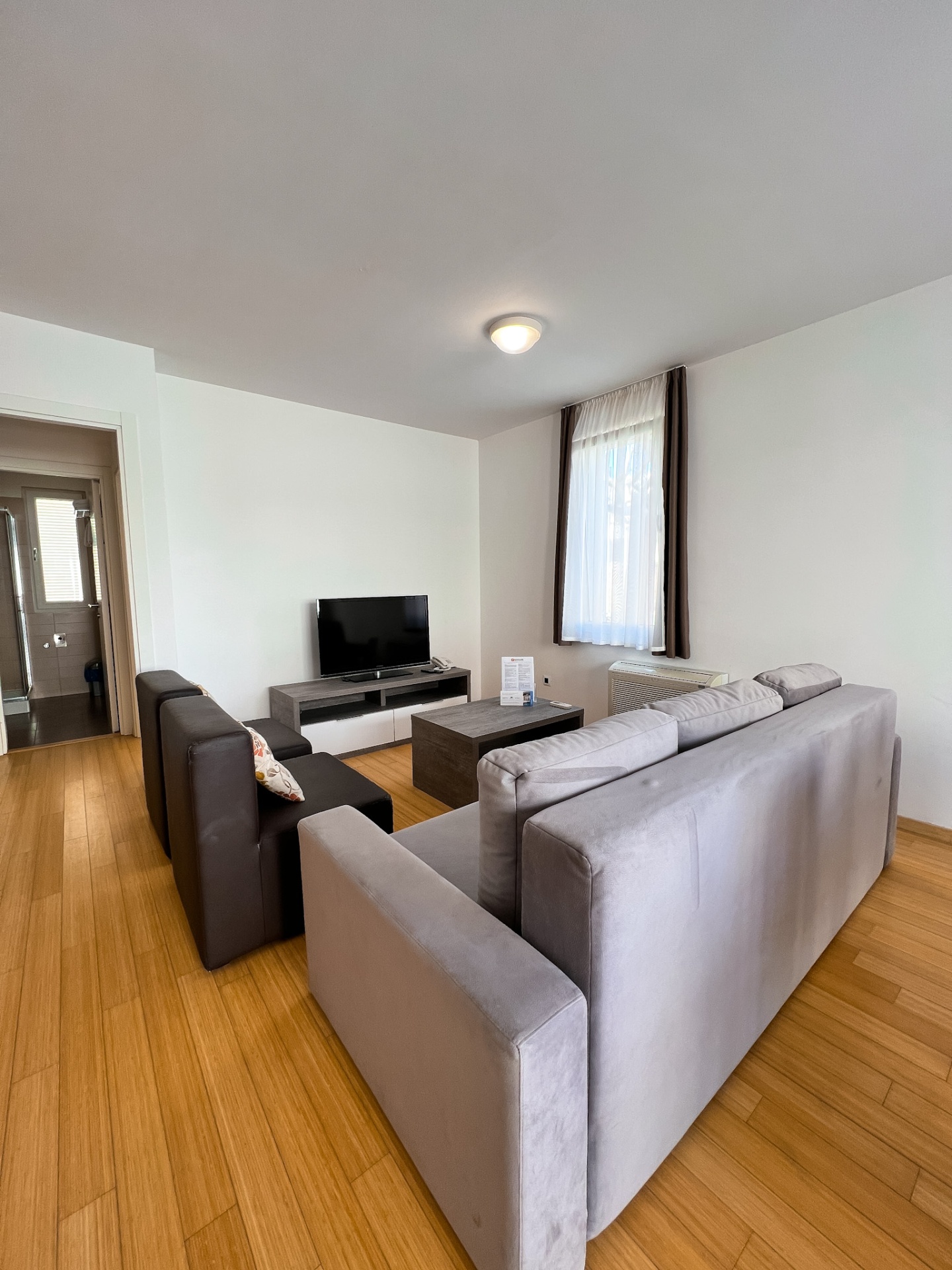 Plně vybavená kuchyň apartmánu v Petrčane s troubou a lednicí